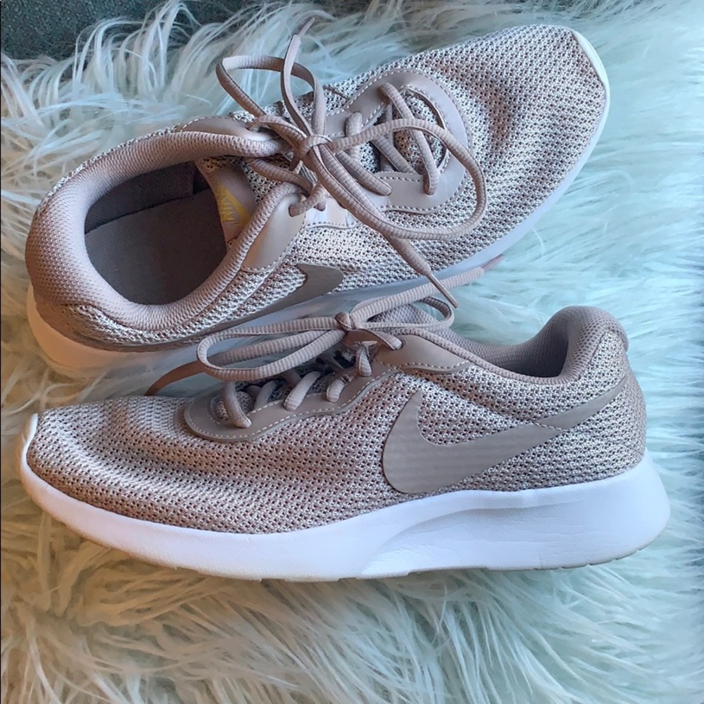 NIKE Metallic Women’s Tennis Shoes